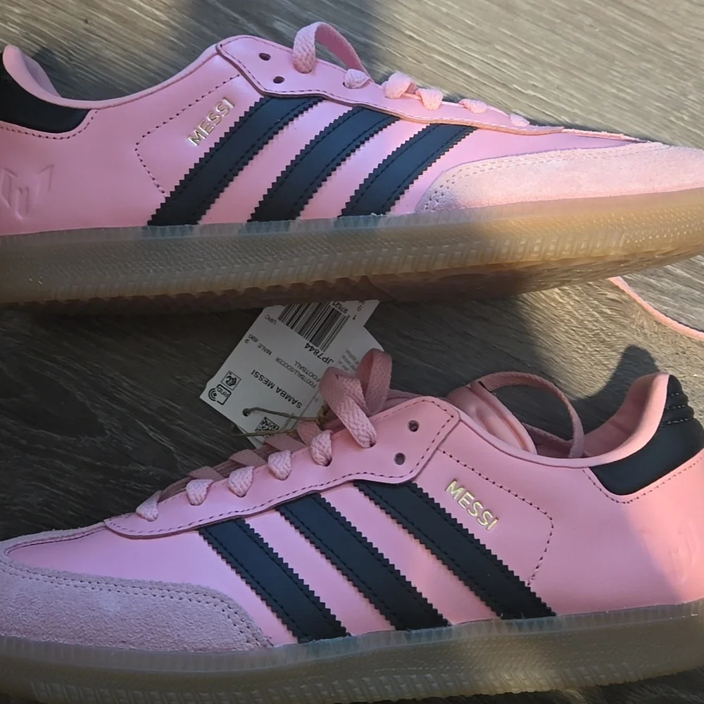 Adidas Messi Samba Pink and Navy Sneakers.Mens Size 9.5 JP7844 Brand New